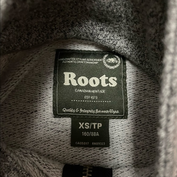 Mens XS salt and pepper Roots sweater - Picture 5 of 5
